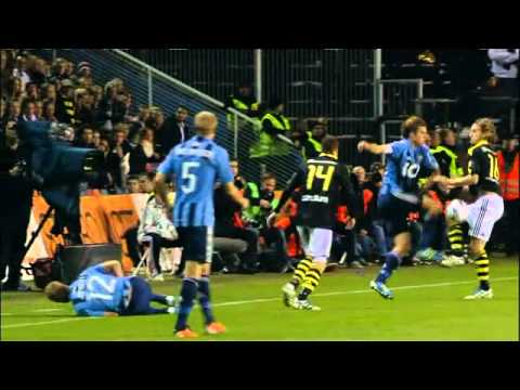 Fotboll : AIK vs Djurgårdens IF - Kenny Pavey öser på (2011-09-19)