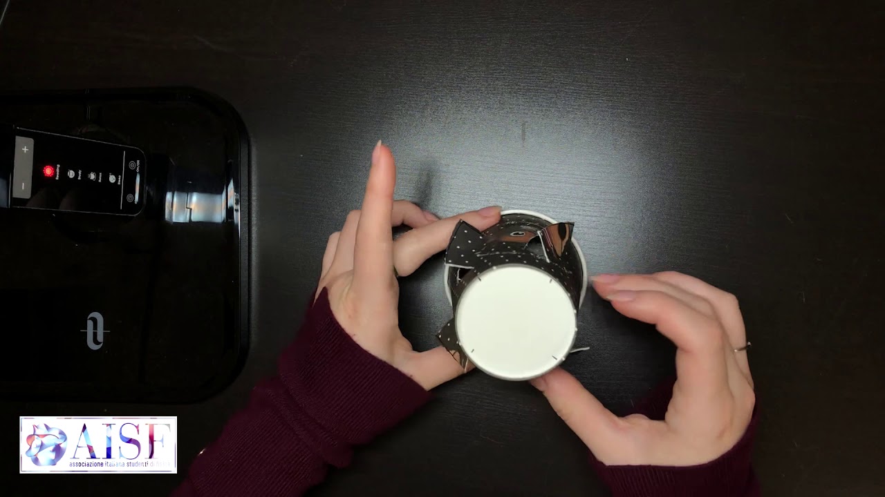 Un bicchiere fluttuante  la mongolfiera di carta