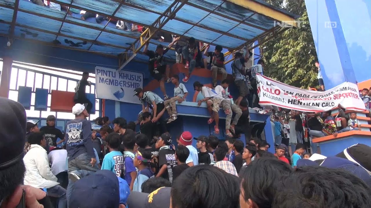 Penertiban Suporter Bola yang Tidak Bisa Menonton 86