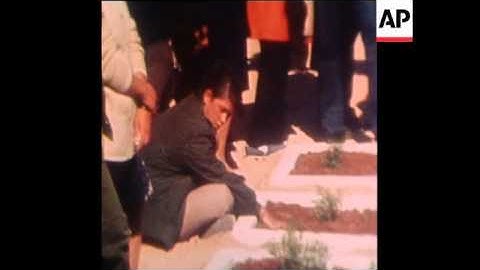 SYND 07-11-73 ISRAELIS MOURNING THEIR WAR DEAD