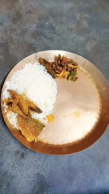 আজকের খাবার মেনু ভাত মাছের ঝোল ভেন্ডি ভাজা পটল ভাজা #shorts #fishcurry #food #milanmondal