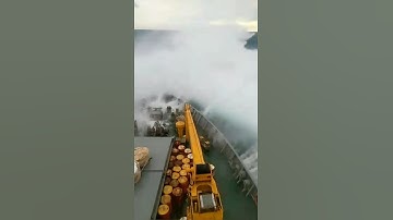 KM bukit raya diterjang ombak besar & ganas laut natuna #shorts #ombaklaut #positifmancing