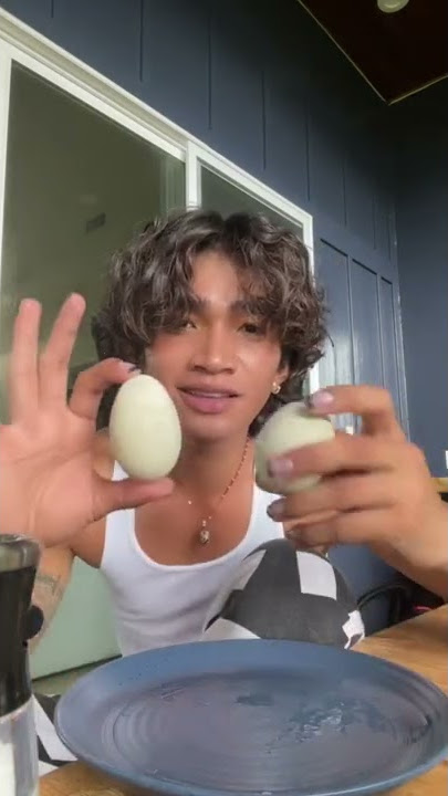 Bretman Rock eating Balut!😎