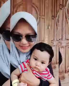 Tante cantik olahraga naik turun gendong anak. Story WA dan tik tok 30 detik lucu yang mengesankan