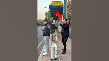 A Clever Distraction Trick at the Bus Stop 😲