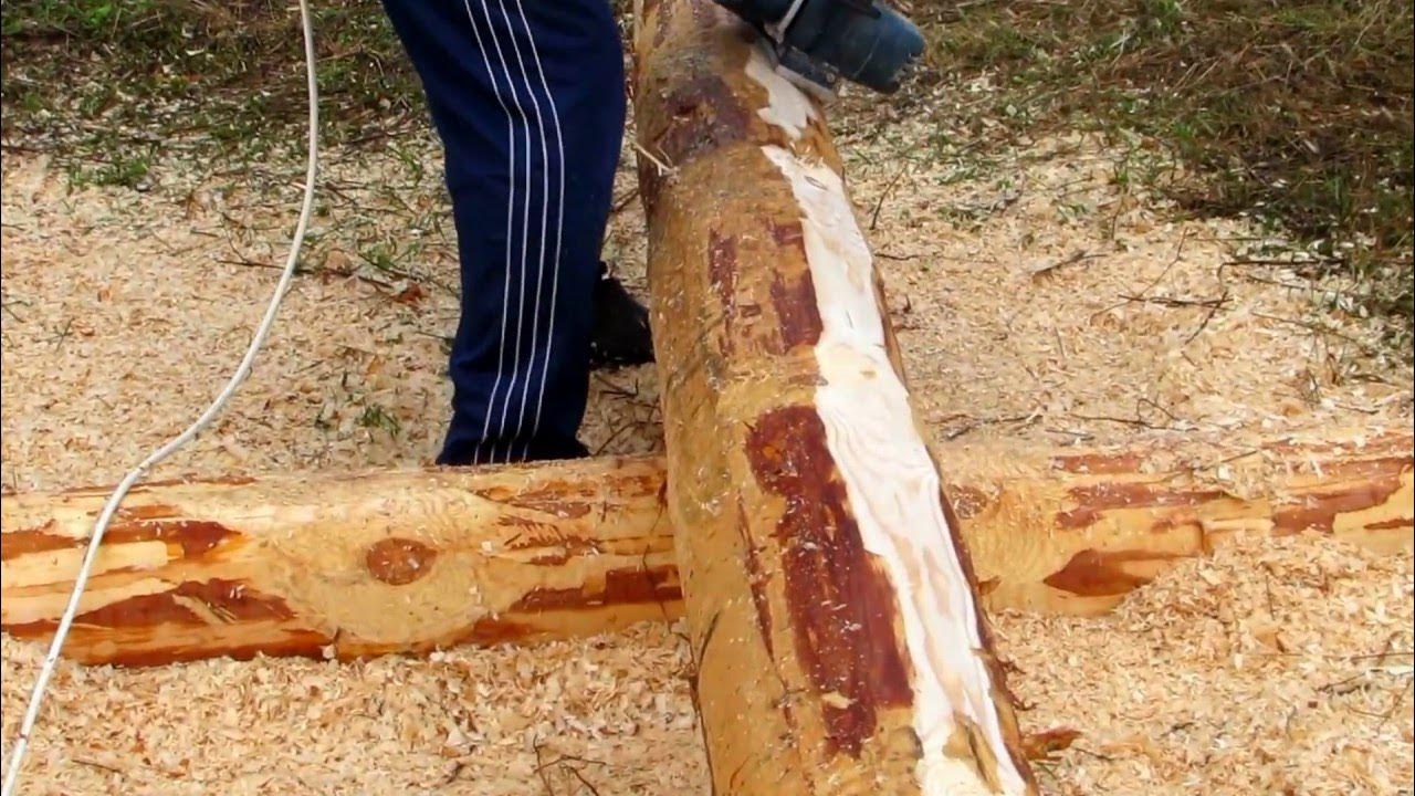 плотницкая артель коломна тёплый шов. выровнять бревно. строитель сруба. выравнивание стен сруба из бревна. выравнивание бревенчатой стены.