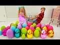 डियेना और रोमा नाटक ईस्टर आश्चर्य अंडे हंट खेलते हैं