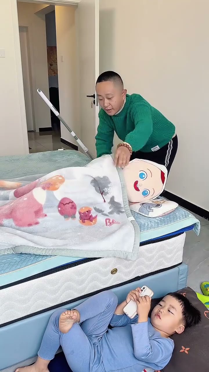 这孩子为了玩手机也太有办法了！#Cute baby#Cute#呆萌小米宝#聪明宝宝#萌娃