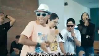 PENIPU ALUS (lirik lagu)