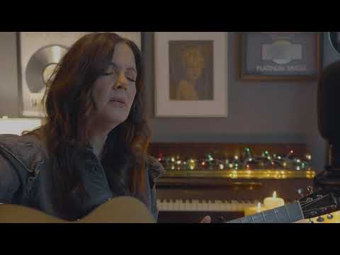 在 YouTube 上觀看「Lori McKenna - North Pole - Acoustic」