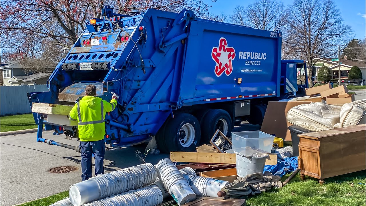 Republic's Ex- ARC Disposal Mack LE Heil PowerTrak Crushing a Massive Pile