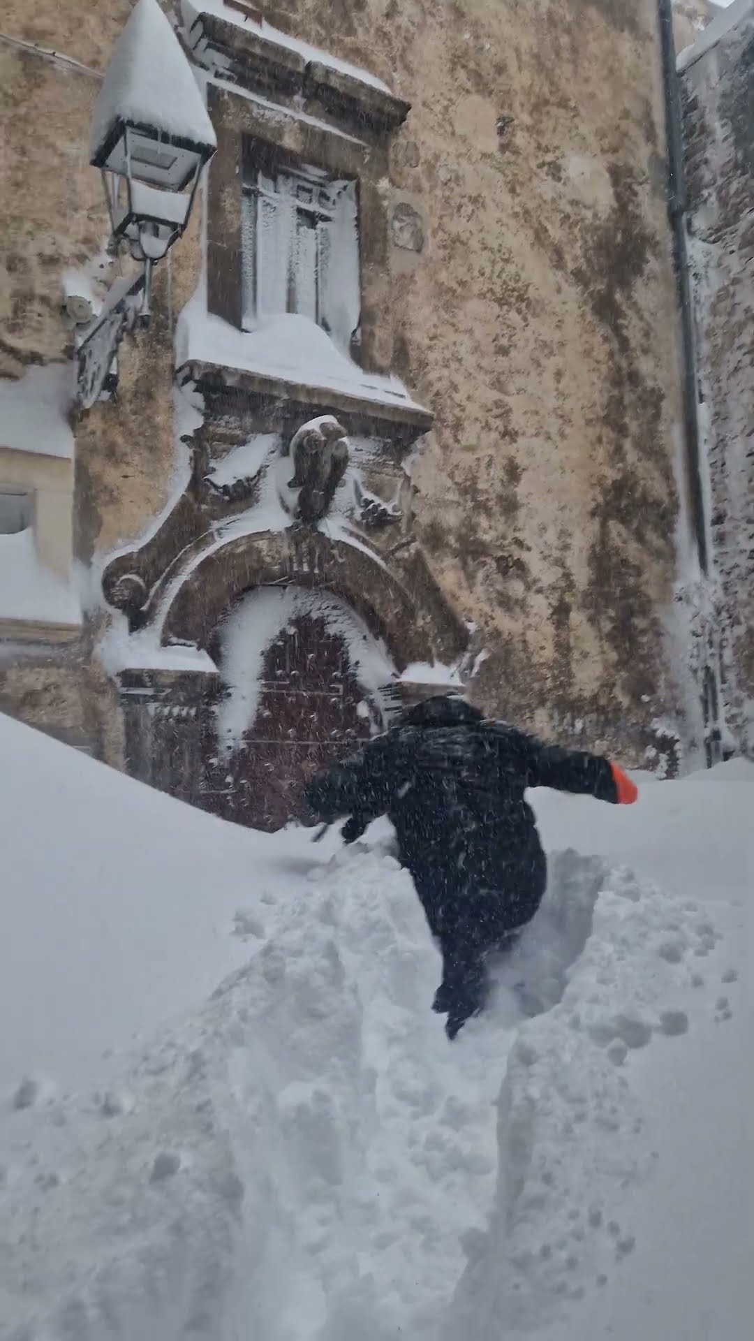 Over One Meter Of Snow Blankets Italian Town || ViralHog
