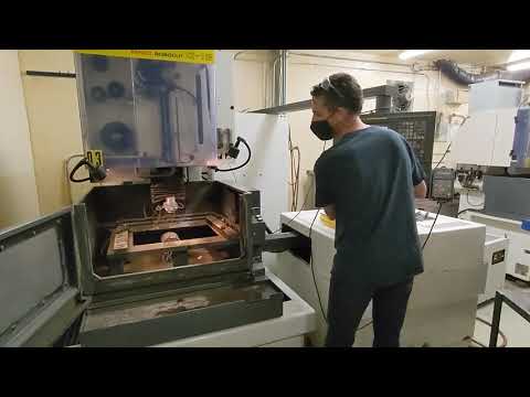 FANUC Robocut Alpha-1B CNC Submersible Wire EDM