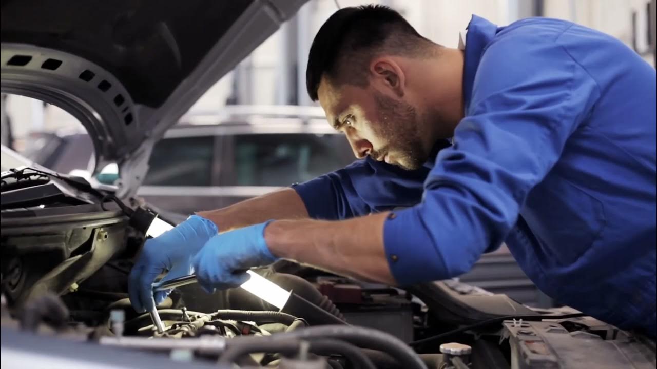 профессия автомеханик. клиент в автосервисе. инженер автомеханик. техник автомеханик. профессия автомеханик.