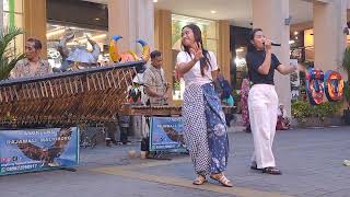 CEWEK KEREN DARI BANDUNG NYANYI KALAH  !!! COVER ANGKLUNG RAJAWALI MALIOBORO YOGYAKARTA