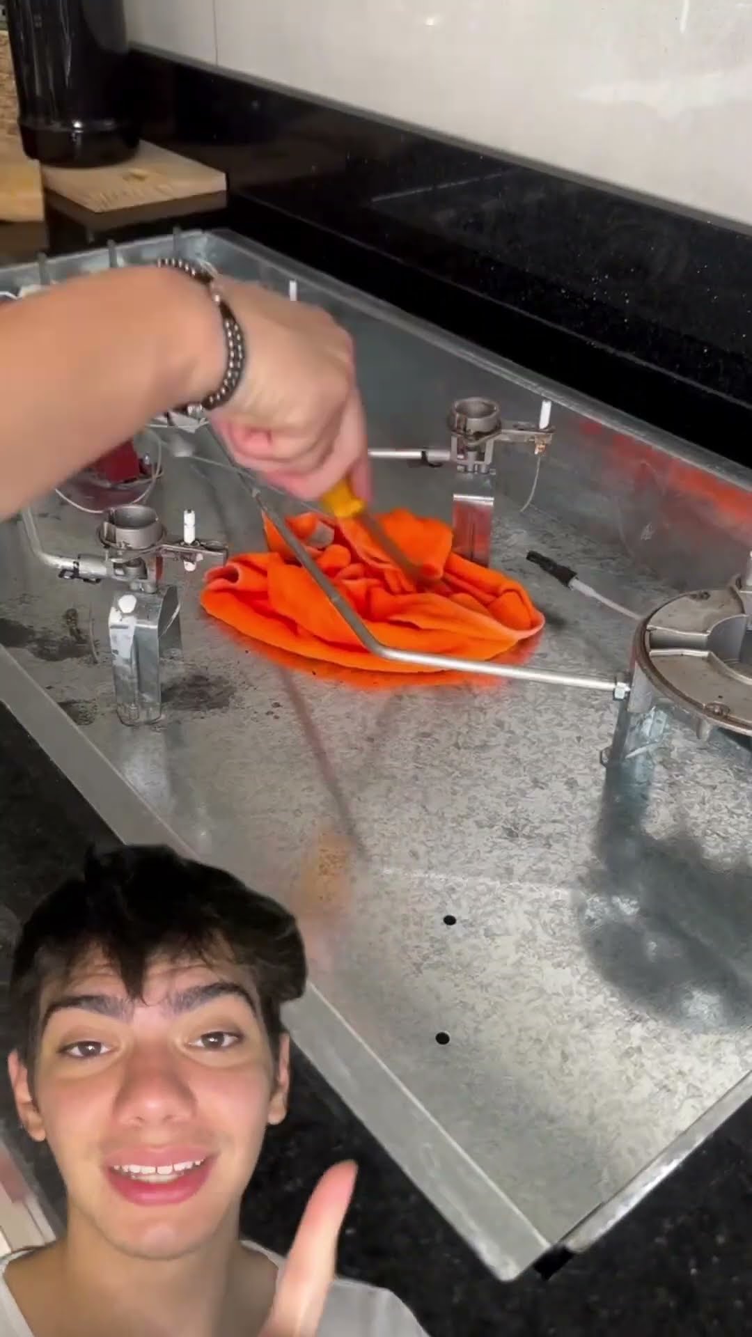 Desmonte o cooktop e limpe a sujeira escondida! ? Dica prática pra evitar insetos e odores.
