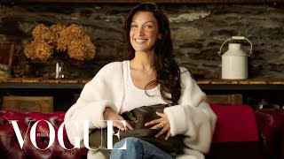 Bella Hadid rivela cosa custodisce nella sua borsa | Vogue Italia