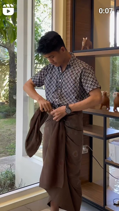 cara memakai sarung ala bali