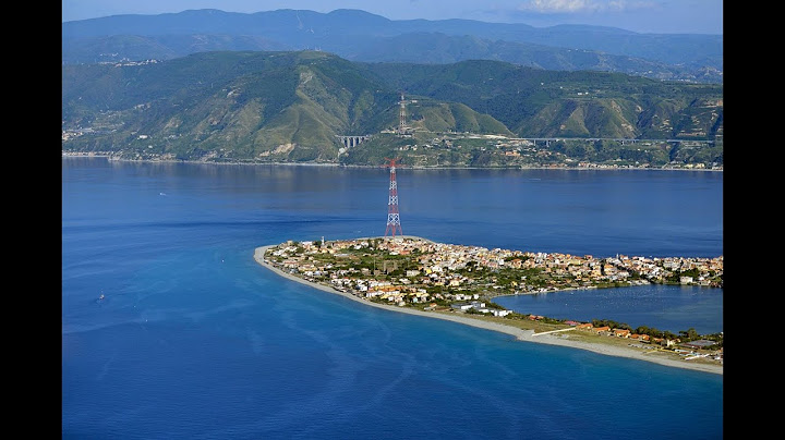 Lo stretto di Messina in traghetto