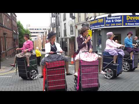 Granny Turismo: Formation dancing grannies on shopping trolleys at Tramlines