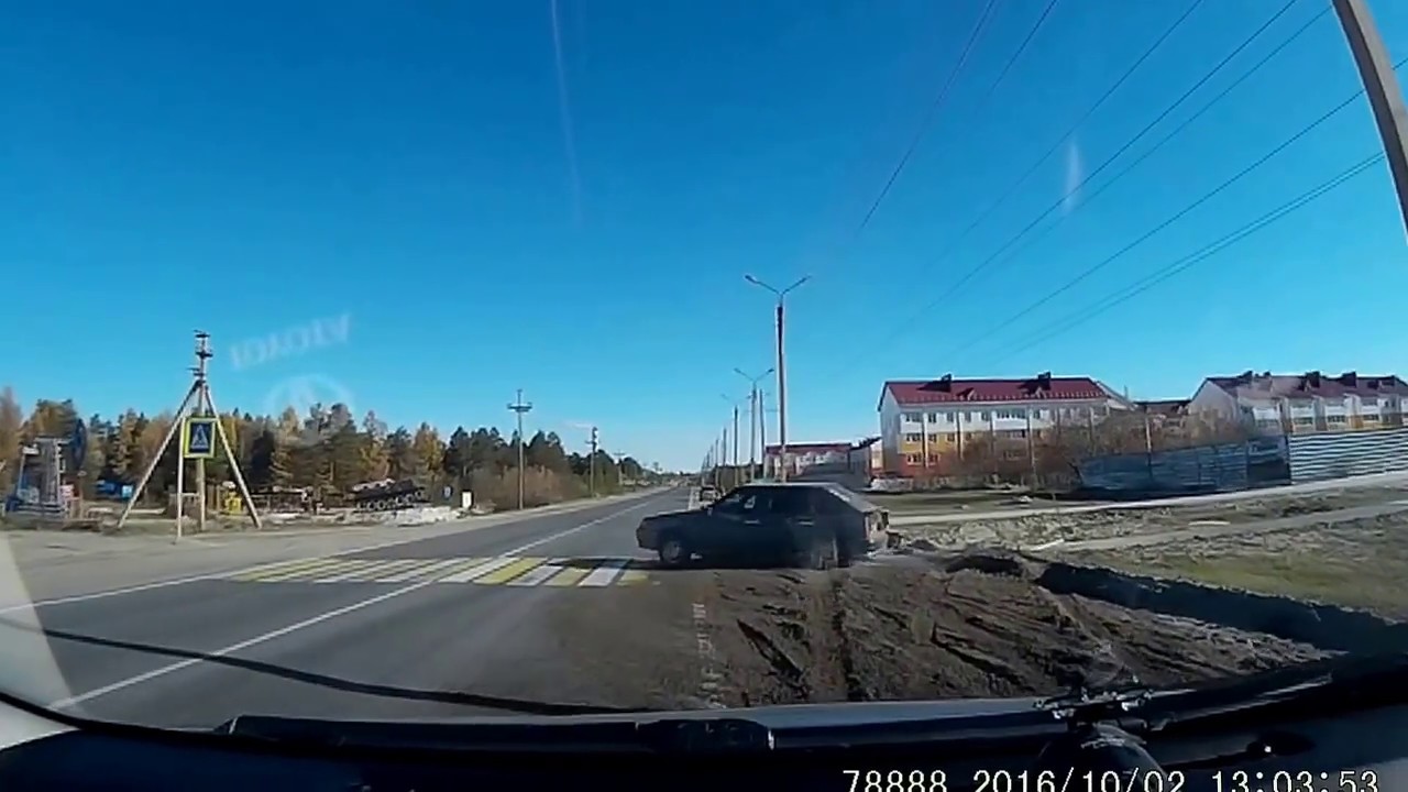 Машину ведет на скорости