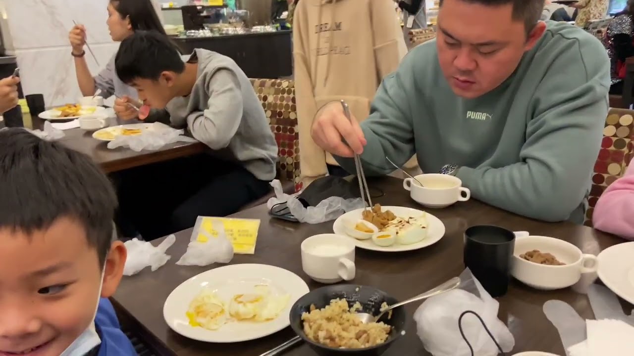 吃早餐囉～台東富野渡假酒店也有附宵夜唷！可惜去逛夜市吃太飽了，只好帶佐來宵夜場喝個木耳飲而已（2022/12/18）