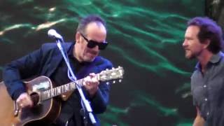 Eddie Vedder & Elvis Costello - PEACE LOVE AND UNDERSTANDING @ Ohana Festival 08-27-16 chords