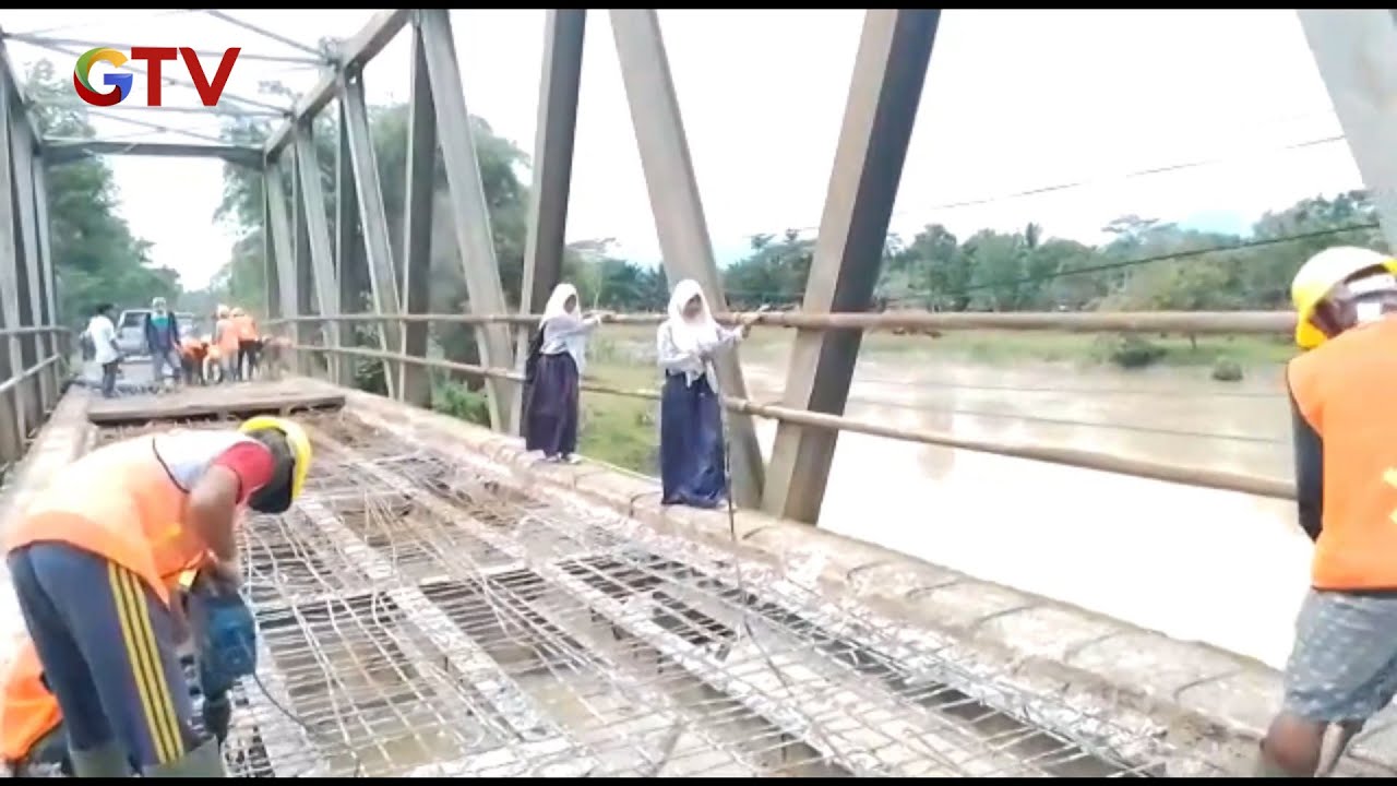 Sejumlah Pelajar Di Pandeglang Nekat Seberangi Jembatan Rusak Demi Ujian Buletininewssiang 10 