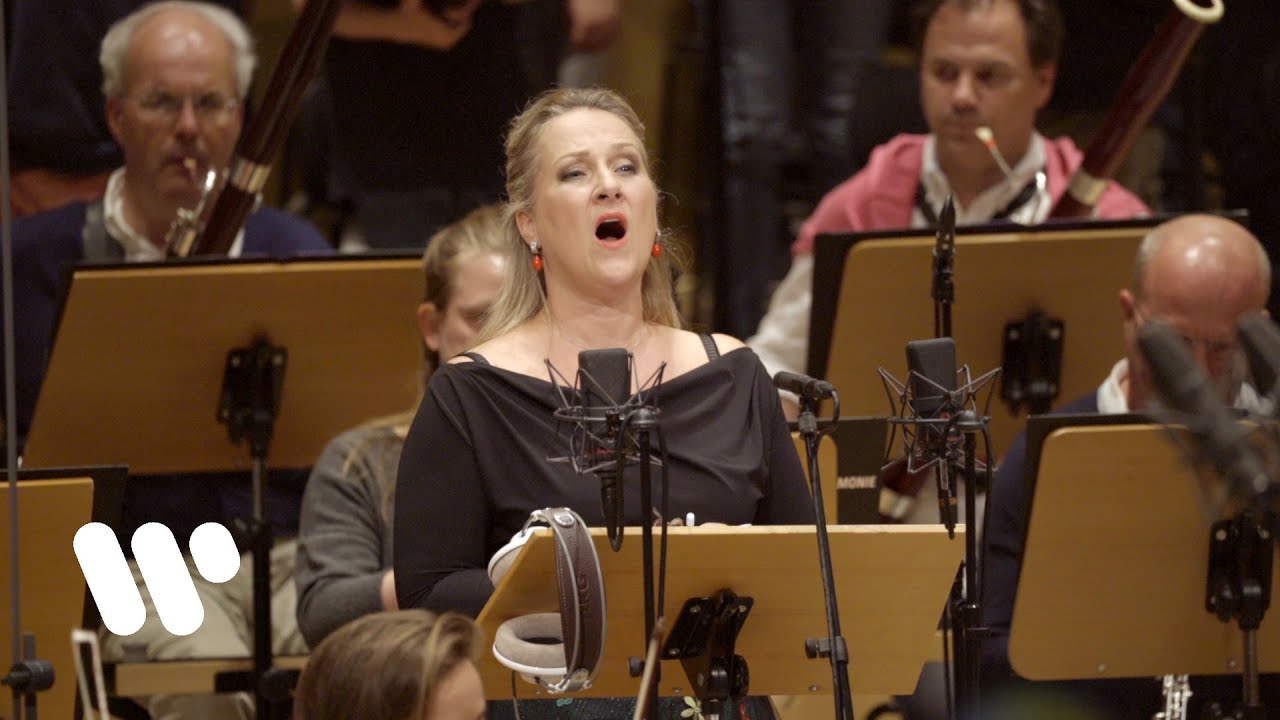 Diana Damrau sings "Stille Nacht, heilige Nacht" (Silent Night)