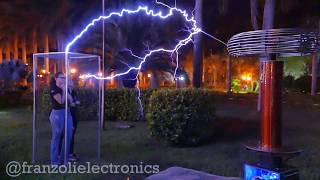 Bobina de Tesla de Estado Sólido Vs Gaiola de Faraday (Tesla Coil)
