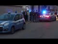 Il momento dell'arresto dell'uomo che si è barricato in casa a Vigevano, il blitz della polizia