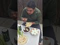 comiendo mole oaxaqueño con  huevo duro