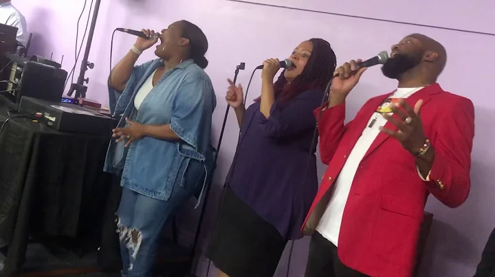 Pastor Timothy Newton, When We Praise chant with, ...