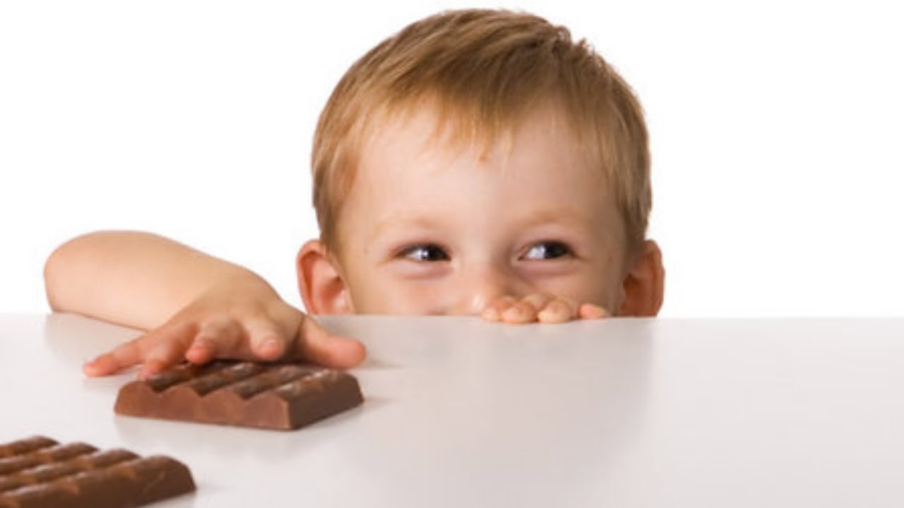 Шоколадки кушаем. Конфеты детям. Ребенок ест шоколад. Шоколадки для детей.