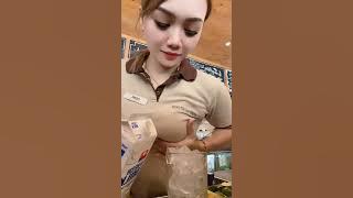 Aku ajah yg pegang susu nya