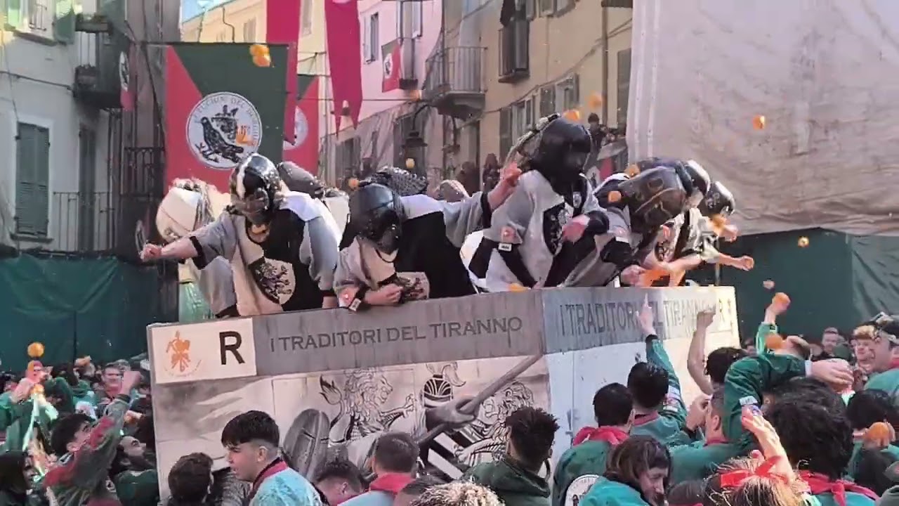 CARNEVALE IVREA 2025 - Battaglia delle Arance nelle piazze della città