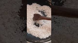 Frying uncooked rice on fire at home looks this easy! - Accra Ghana Street Food