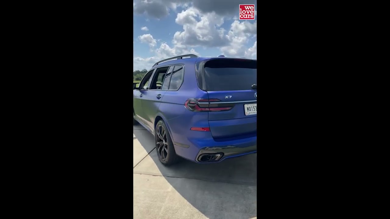 2023-bmw-x7-facelift-on-frozen-marina-bay-blue-color-welovecars-viral