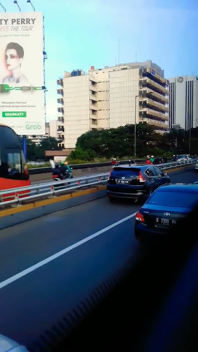 story wa suasana  perjalanan naik bus di ibukota