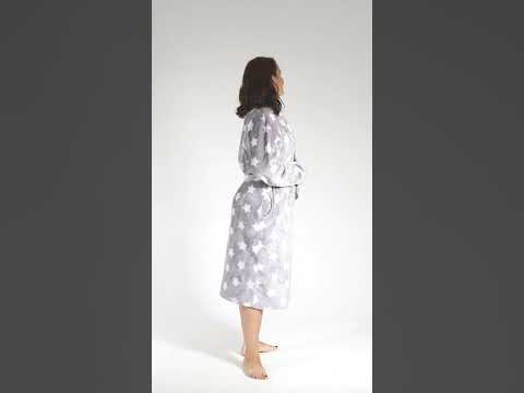 Батальний теплий халат VIENETTA сірий у біло-рожеві зірки., видео 1