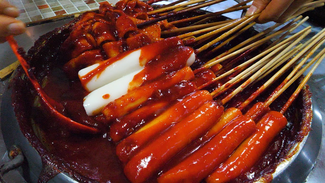 ⁣부산 300원 떡볶이와 어묵튀김으로 유명한 곳 / spicy rice cake, fried fish cake - korean street food