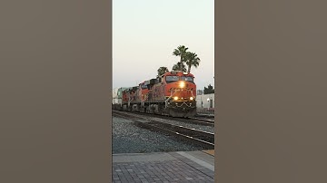 TRAIN SHORTS #00538 / WB BNSF 7503 FULLERTON STATION 5-20-2025 #bnsf  #passengertrain #automobile