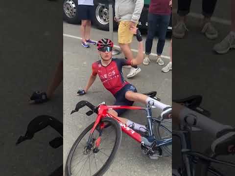 😤La gamelle évitable de Carlos Rodriguez #shorts #tourdefrance #fail #cycling #cyclisme #fails #tdf