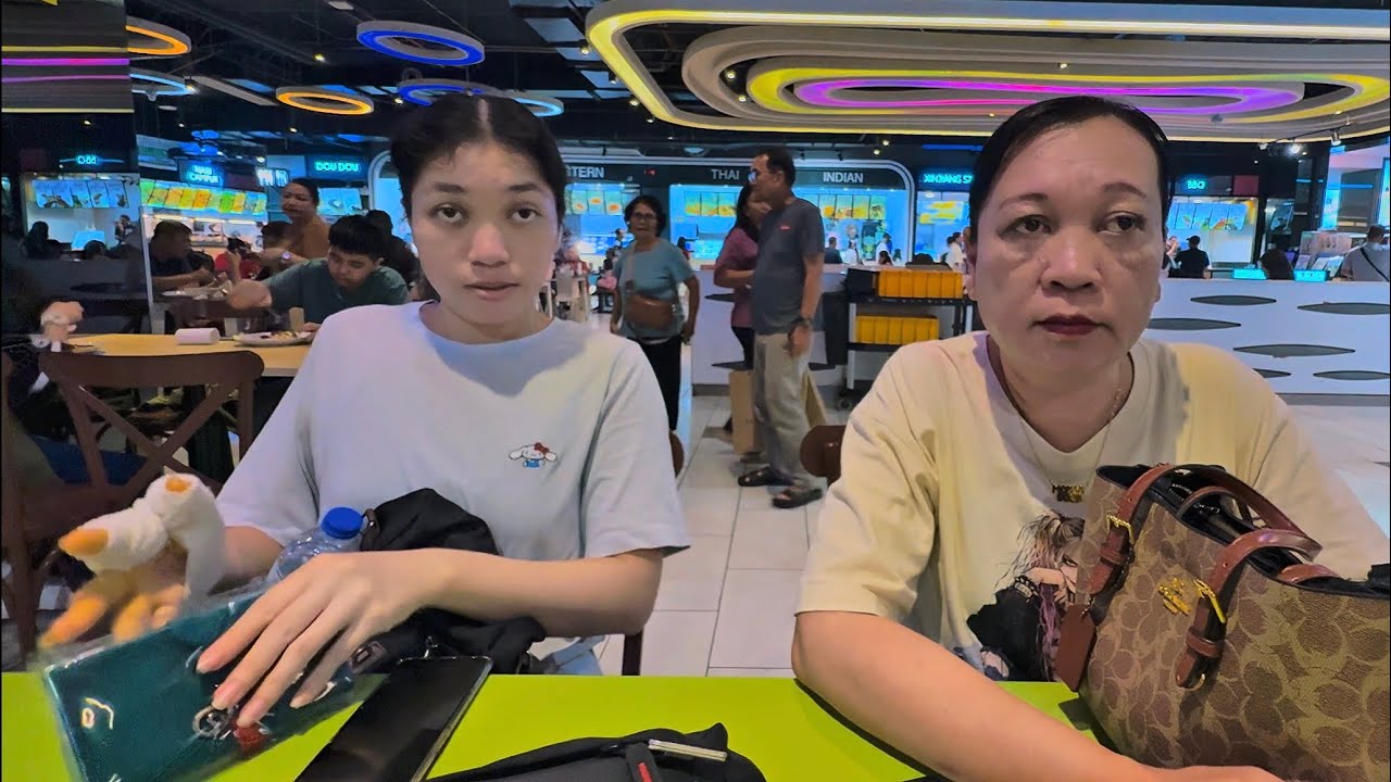 SYUKUR TANGAN CLAUDIA SEMAKIN SEMBUH | TENGOK SUASANA DI SHOPPING MALL RAMAI PELANCONG YANG DATANG