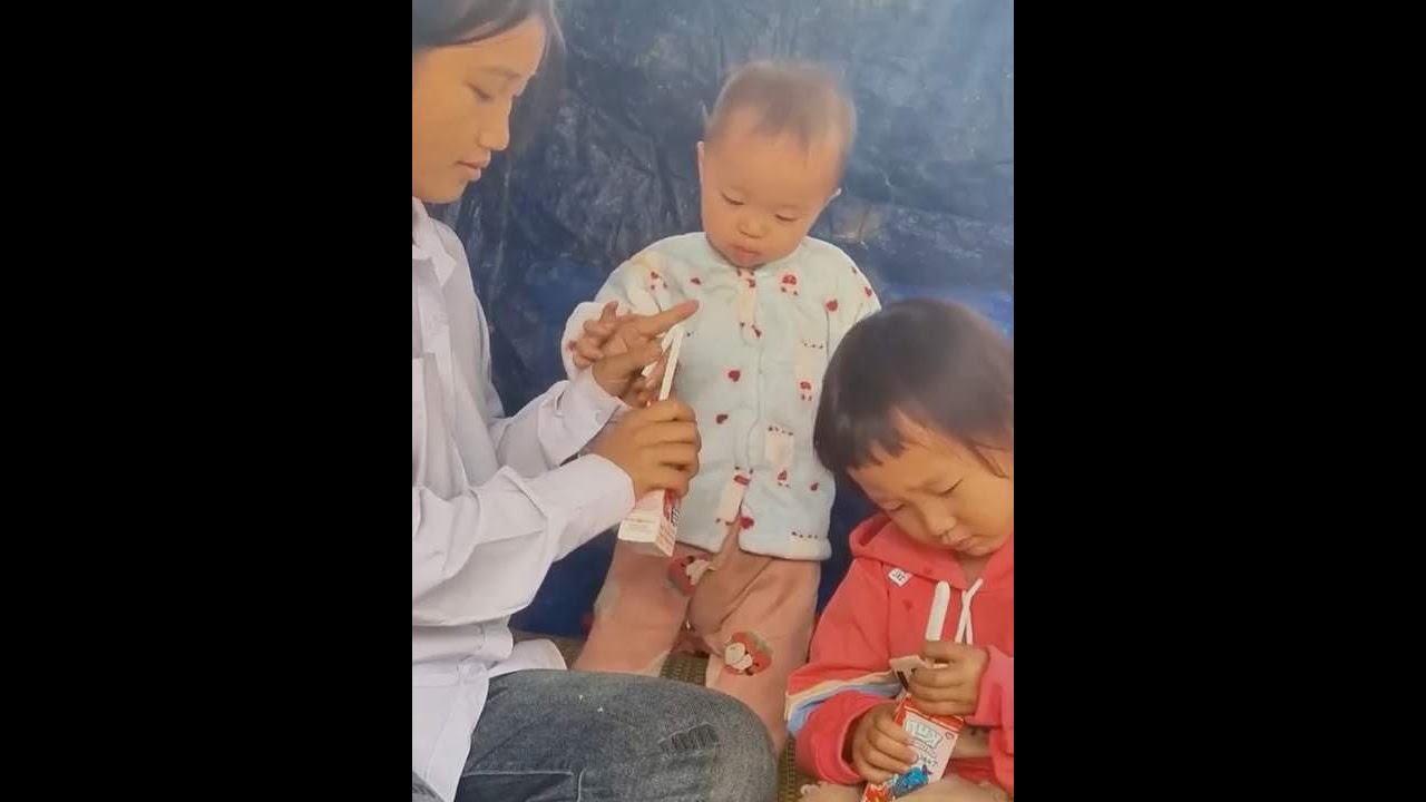 一家三口的日子虽然十分清贫，但妈妈总会给孩子们买好吃的 #越南生活 #农村生活 #记录真实生活 #纪录片 #记录越南生活