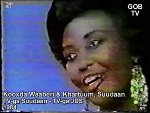 Kooxda Waaberi & Khartum, Suudaan, 1984. Faadumo Qaasim Hilowle The Waberi Troupe in Khartum, Sudan. Fatima Qasim Walaalka Rengier oo reer Suudaan ah wuxuu inoo xaqiijiyay in bandhiggan lagu qabtay Guriga Saxiibtinimada ee Khartuum, inta u dhexeyso 1980 - 1981. Wareysiyaduna leh TV-ga Omdurman ee Suudaan. Brother Rengier from Sudan confirmed us that this show took place at the Friendship Hall of Khartum and that the interviews were conducted by Omdurman TV.