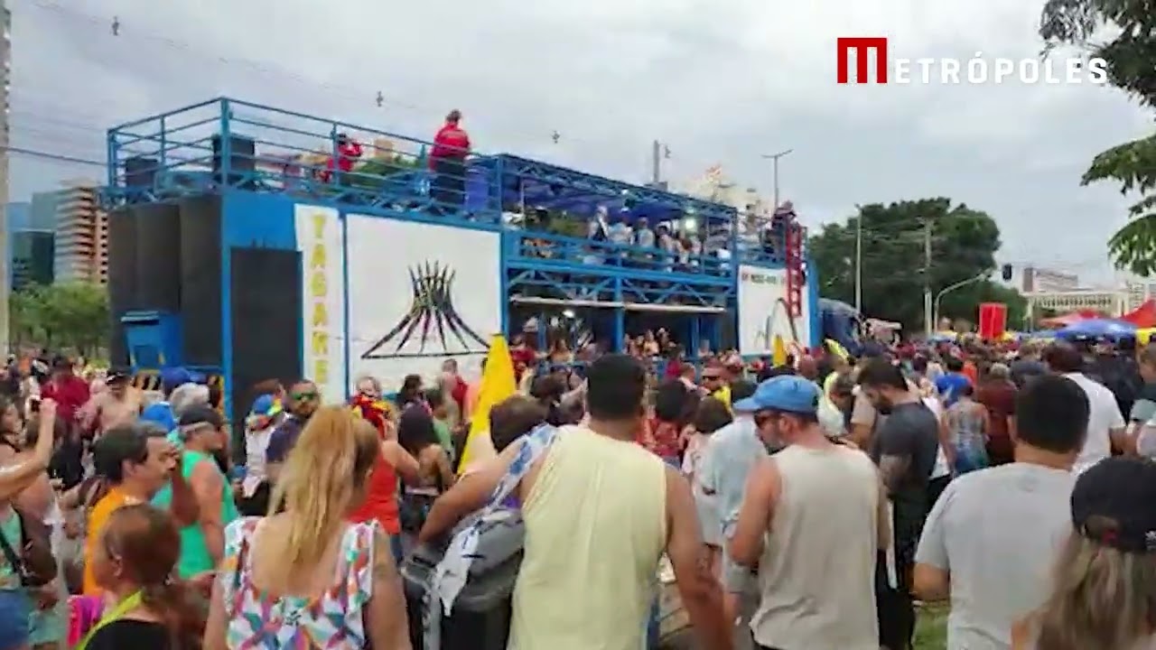 Brasilienses aproveitam a terça feira de carnaval no bloco do Pacotão