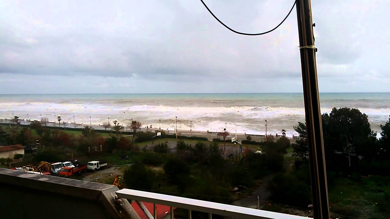 Locri Mare In Burrasca 2 Febbraio 2014 YouTube