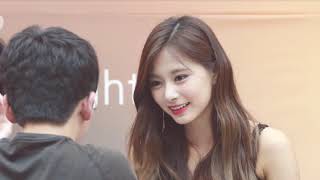 Tzuyu interacting with fans~ ツウィちゃんは女神 ~ 심쿵 쯔위~ 怦然心动周子瑜~