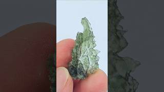 Drobná kapka z Besednice s pozůstatkem velké bubliny. #topvltaviny #vltavin #moldavite